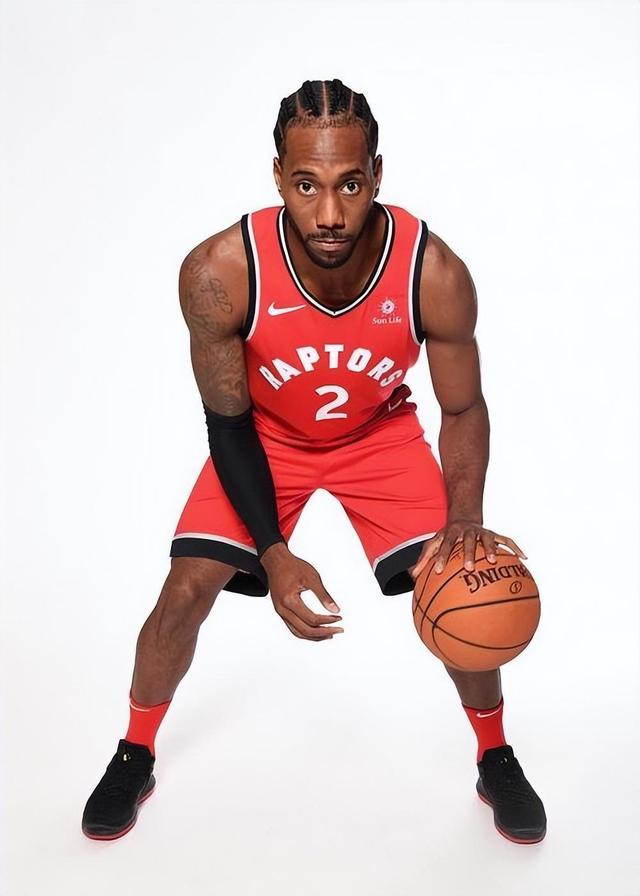 全球球员在国际篮球场上大显身手 全球球员在国际篮球场上大显身手