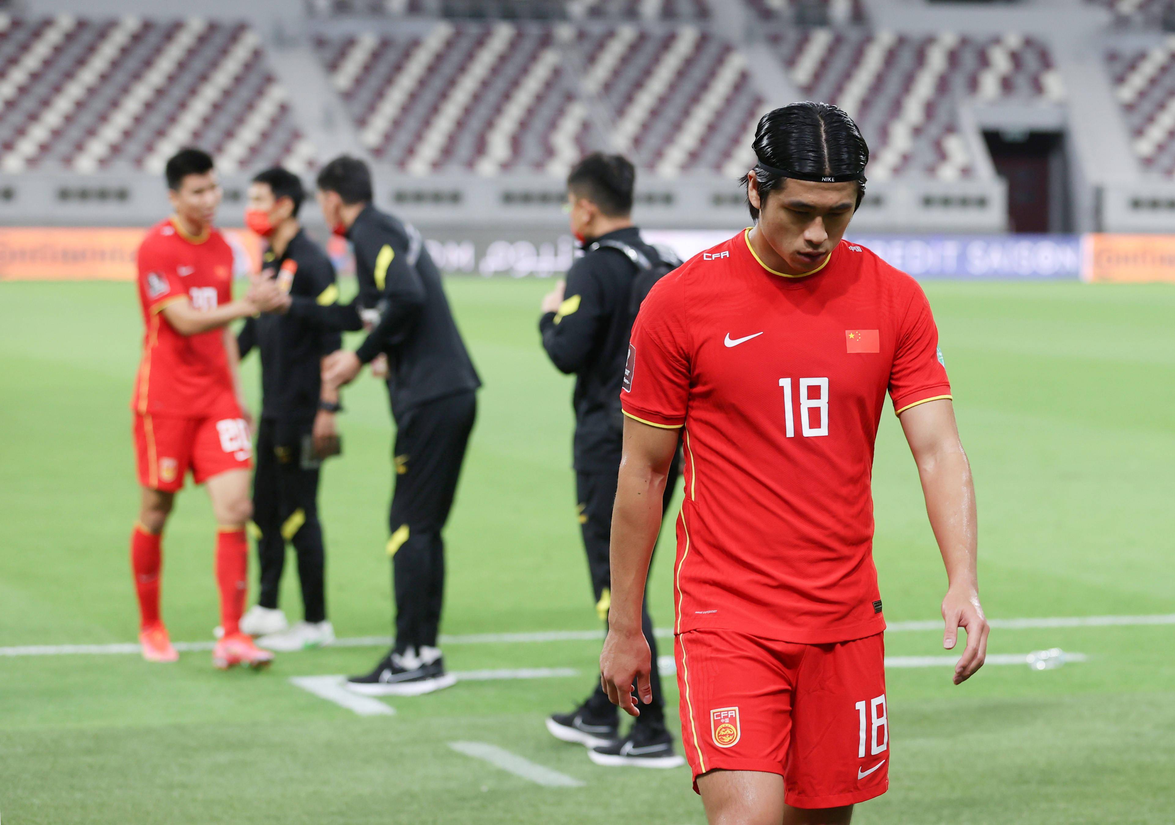 包含亚洲球队壮举战胜对手，锁定小组第一的词条