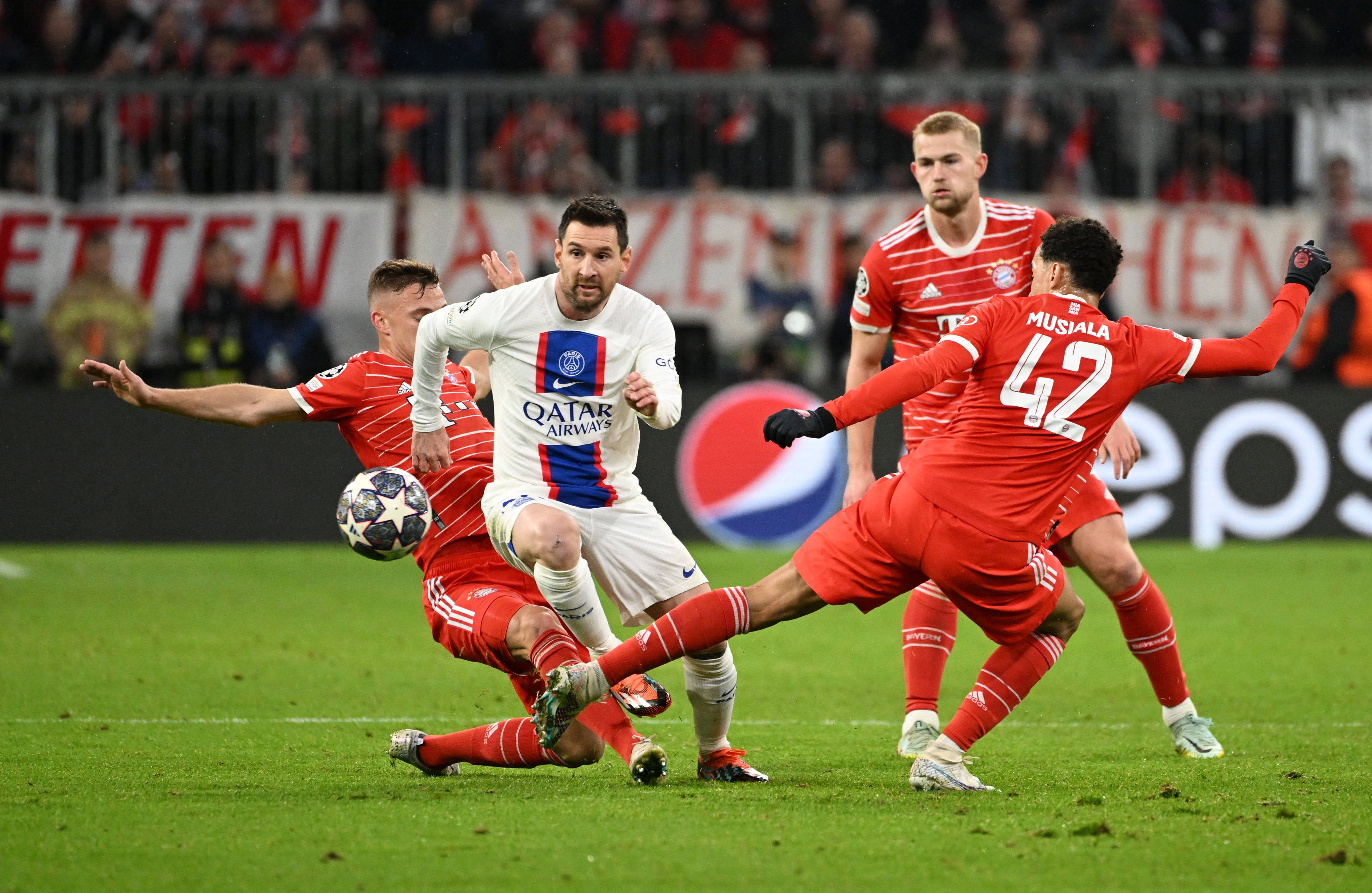 关于拜仁客场战平曼联，晋级欧冠八强的信息