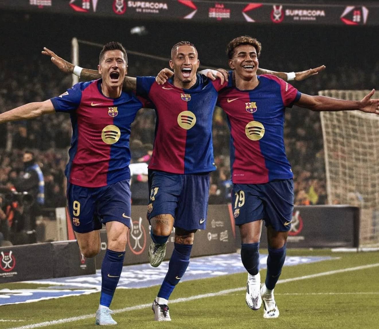 开云体育在线-巴黎球星大放异彩，助力球队轻松晋级