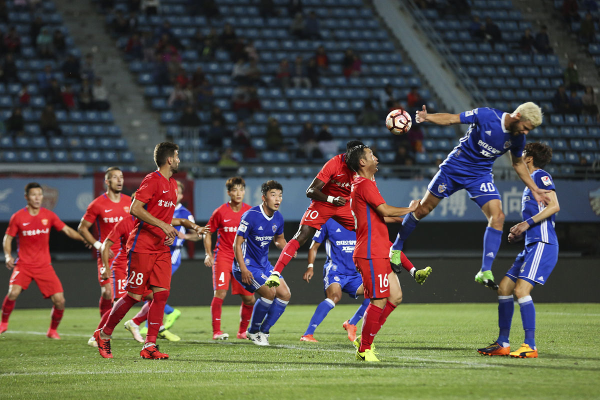 开云体育官方网站-法兰克福队员奋力拼搏，取得胜利