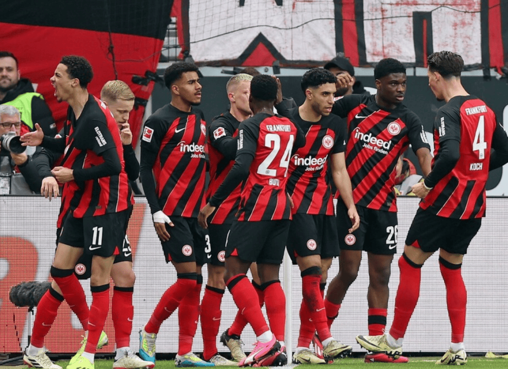 法兰克福队员奋力拼搏，取得胜利