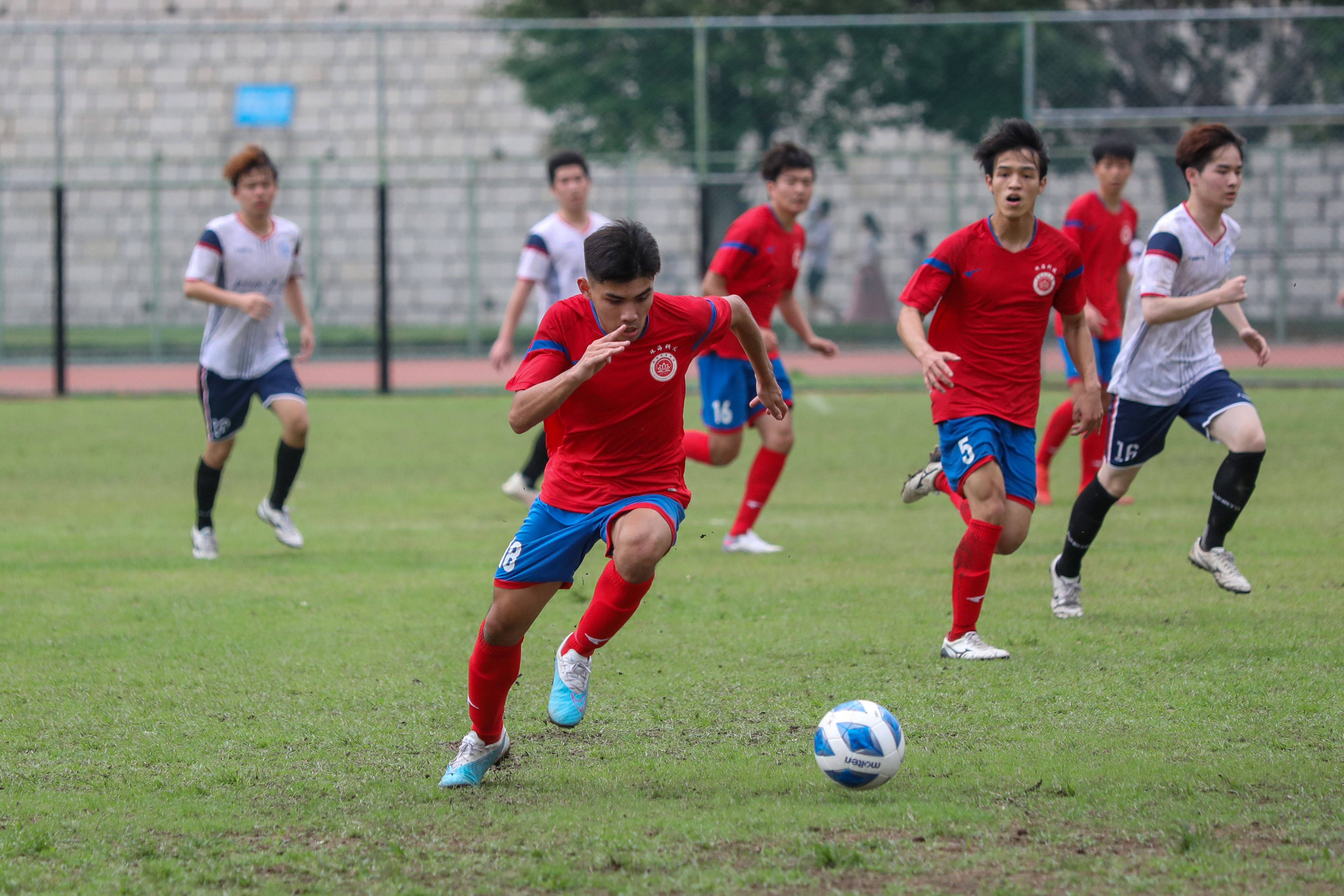 激烈的足球竞争将在本周末达到高潮的简单介绍 激烈的足球竞争将在本周末达到高潮的简单介绍