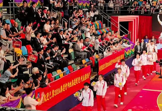 包含热门球队再获胜利，球员庆祝全场观众挥舞彩色气球的词条