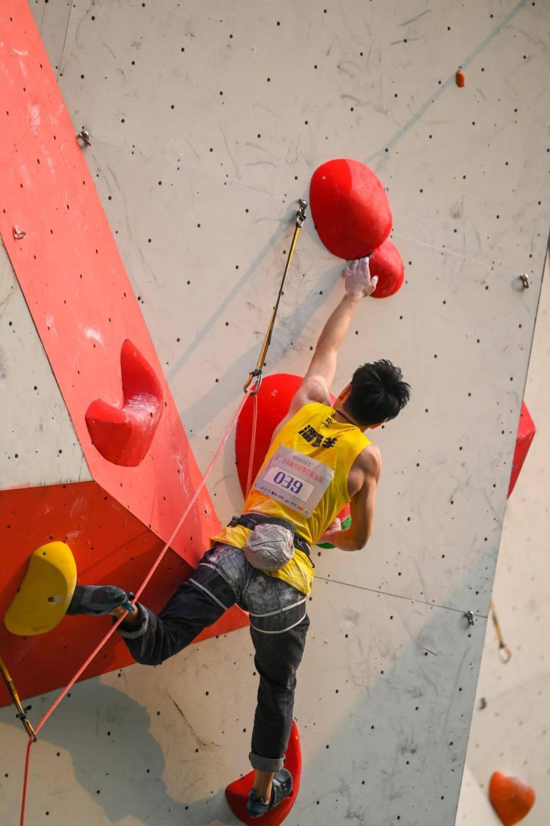 决赛角逐紧张刺激，胜果来之不易