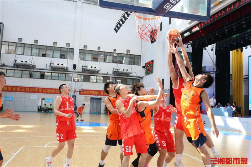 开云下载-包含球场上的默契配合，篮球赛事精彩纷呈的词条