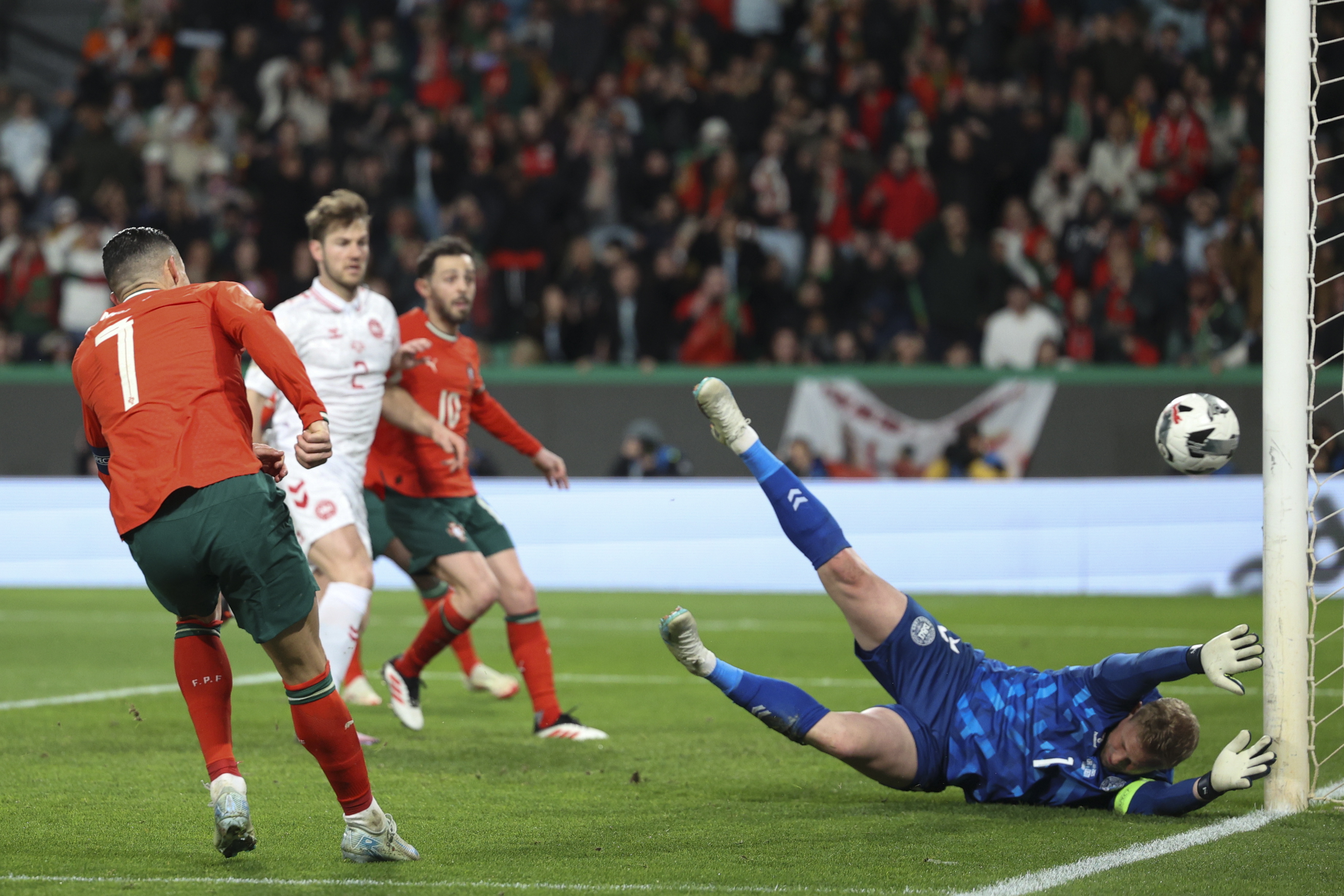 关于欧洲杯资格赛紧张拉锯,各队奋力拼搏的信息 关于欧洲杯资格赛紧张拉锯,各队奋力拼搏的信息