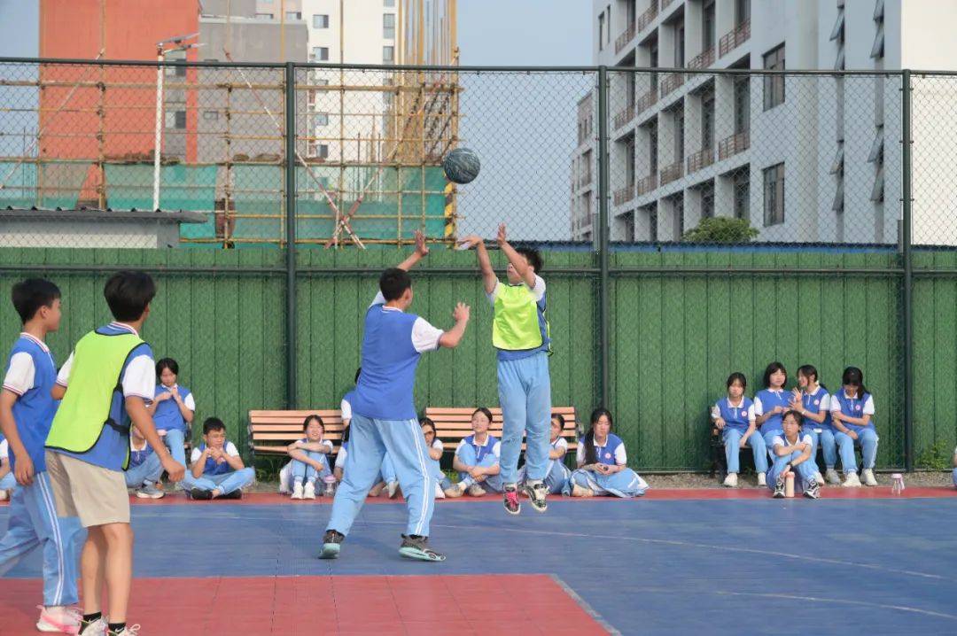 开云体育-热闹喧嚣的赛场，观众们为之尽情狂欢