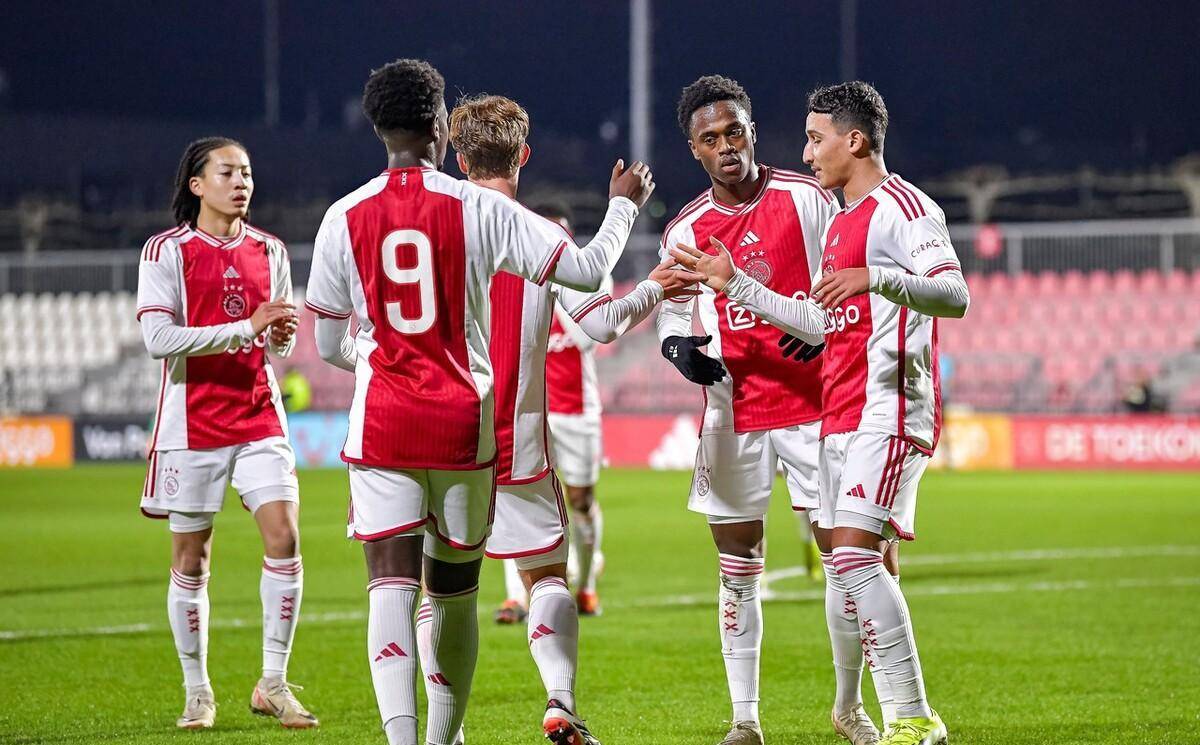 开云下载-包含柏林赫塔队员在比赛中奉献精彩表现的词条