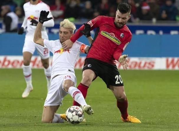 弗赖堡后卫因伤缺阵，球队防线不稳