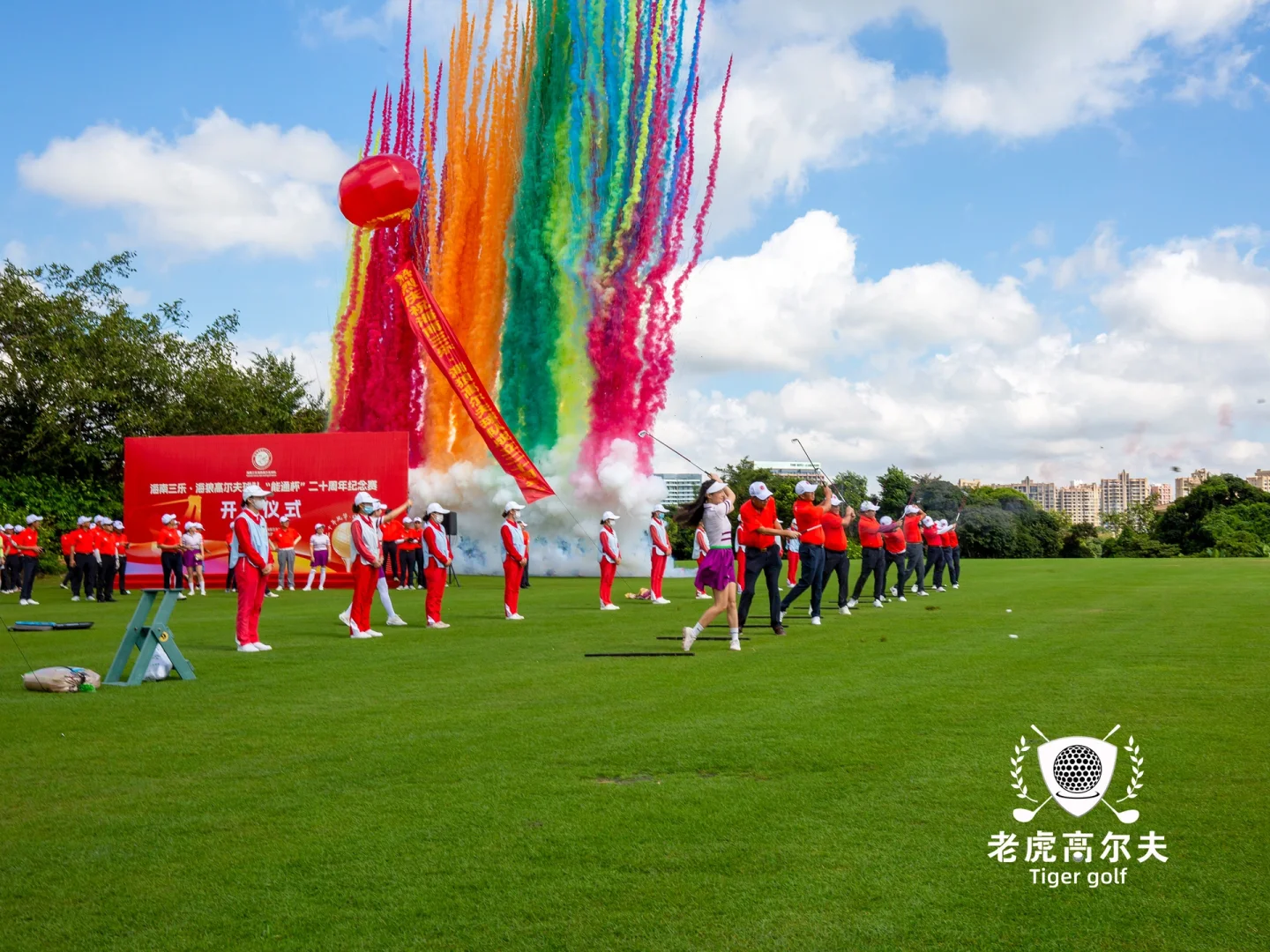 开云体育下载-高尔夫比赛选手施展绝技，赢得掌声