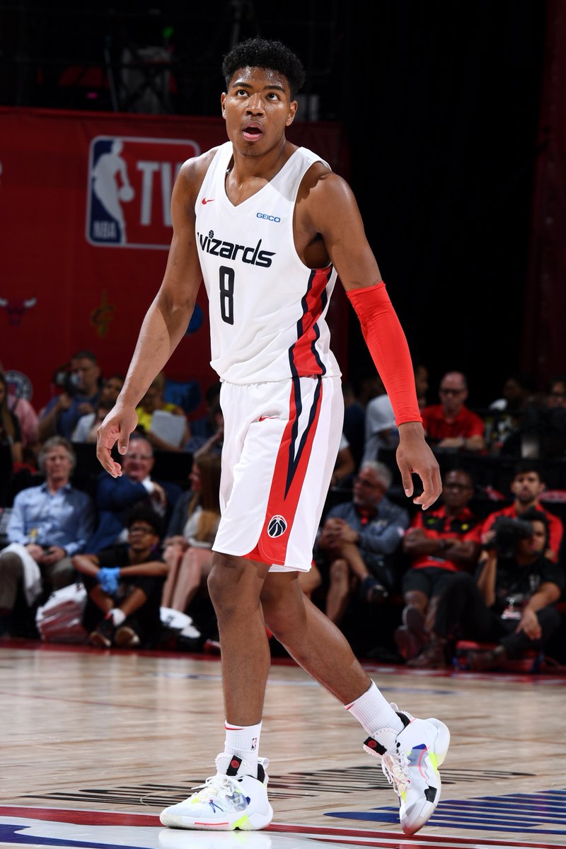 闪光登场，新秀球员全力拼搏的简单介绍