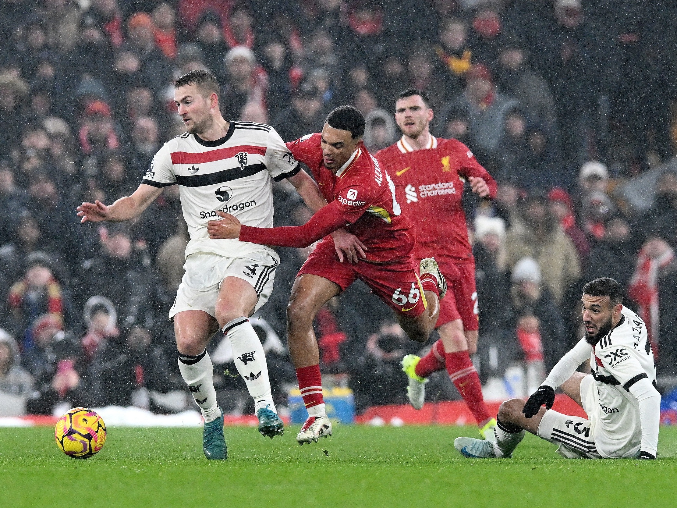 曼联客场击败埃弗顿,实现十连胜 曼联客场击败埃弗顿,实现十连胜