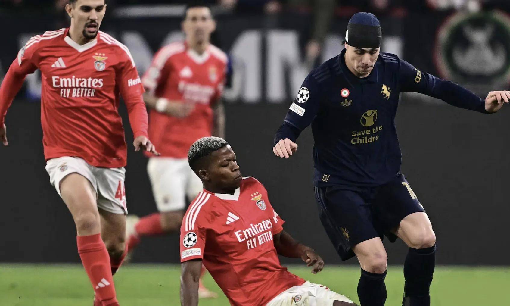 巴萨客场遭遇惨败，危机加重