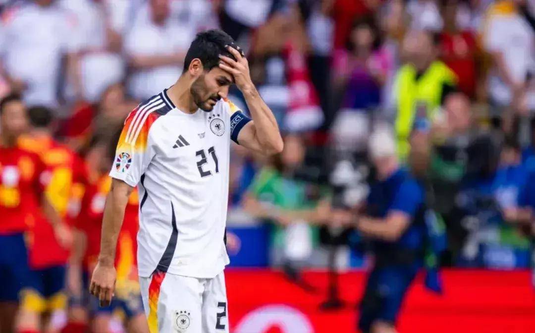 开云体育app-传奇球员退役仪式感人举行，球迷献花致敬的简单介绍