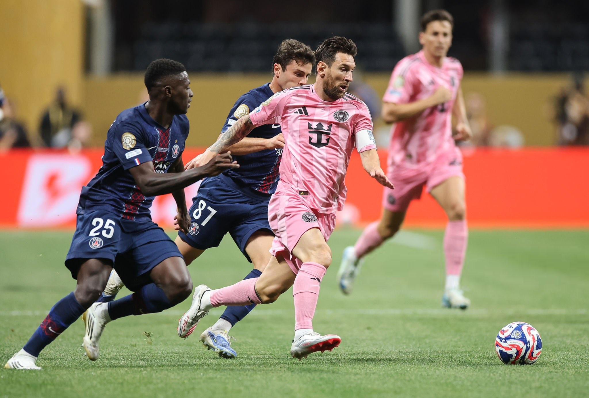 巴黎队大胜亚特兰大梅西状态绝佳 巴黎队大胜亚特兰大梅西状态绝佳