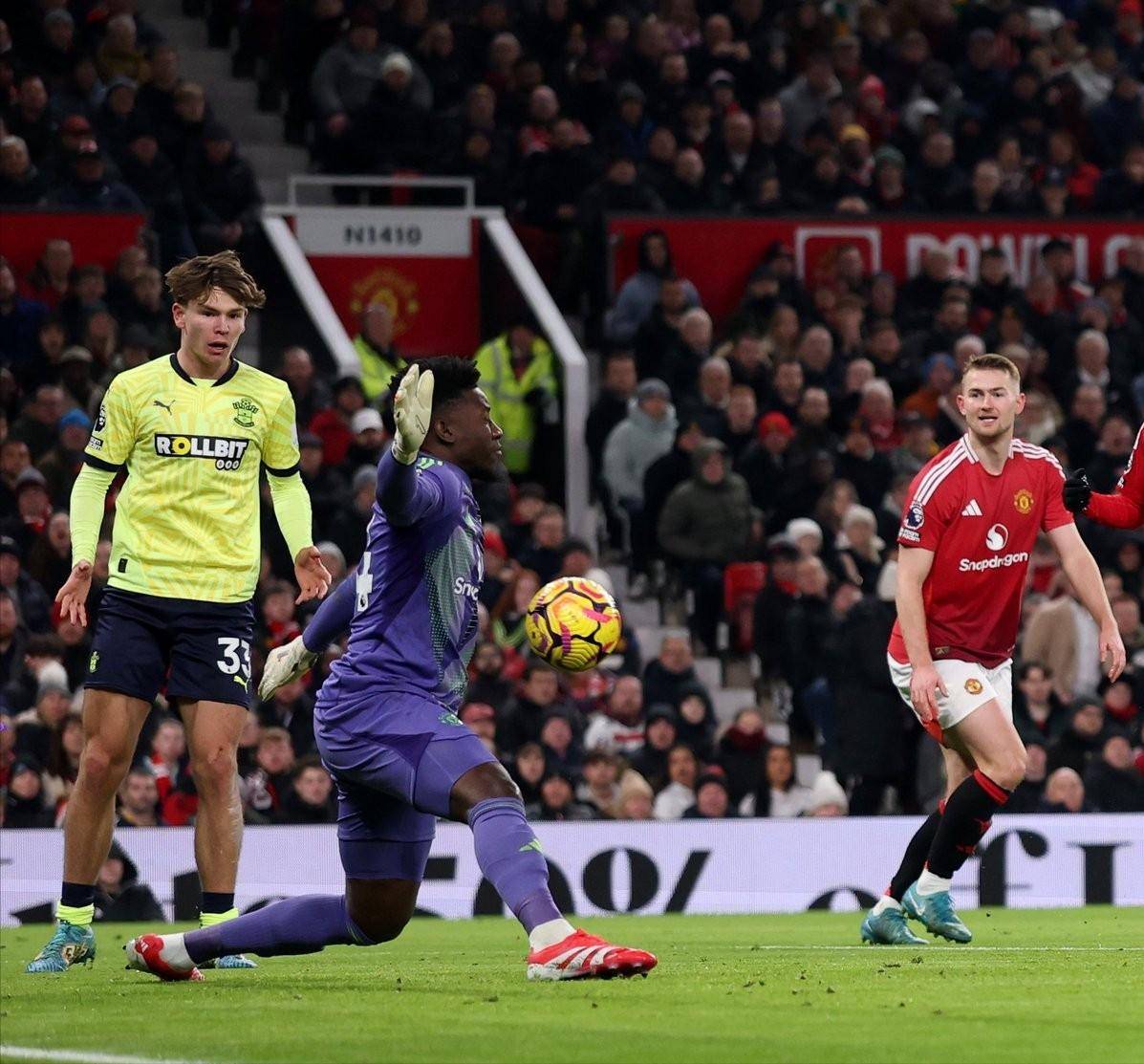 曼联遭遇惨败,欧冠前途堪忧 曼联遭遇惨败,欧冠前途堪忧