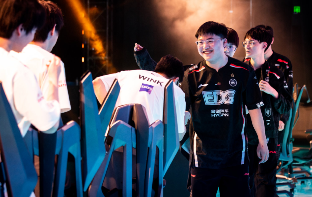 JDG力克EG,Uzi打出惊人五杀小组赛2:0(东京) JDG力克EG,Uzi打出惊人五杀小组赛2:0(东京)