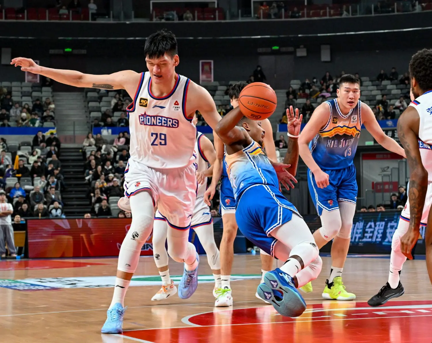 开云官网-新疆男篮全队发挥稳定战胜湖南队