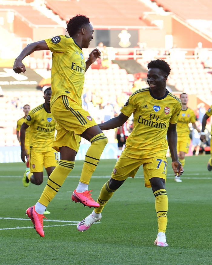 包含阿森纳客场不敌南安普顿，遭遇意外失利的词条