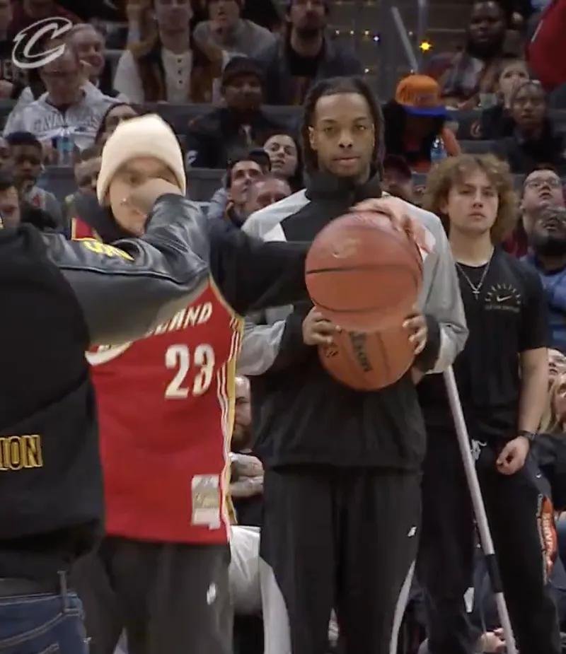 包含开拓者横扫马刺，实现三连胜的词条