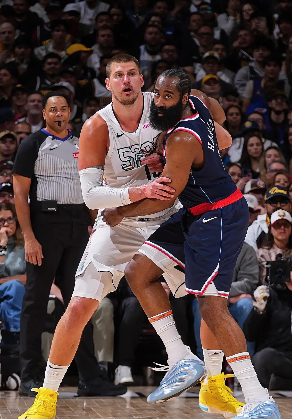 快船客场战胜掘金，领跑西部