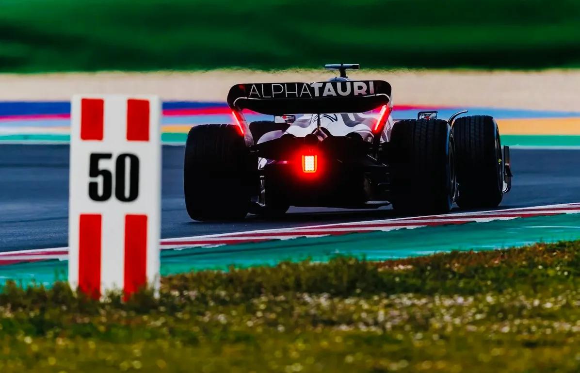 开云体育-红牛车队鏖战雷诺车队,拉塞尔惊艳四座